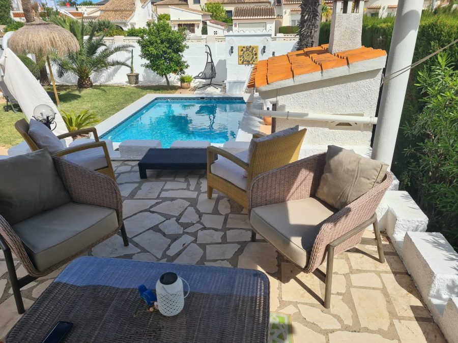 Pool mit Loungesesseln auf der Terrasse